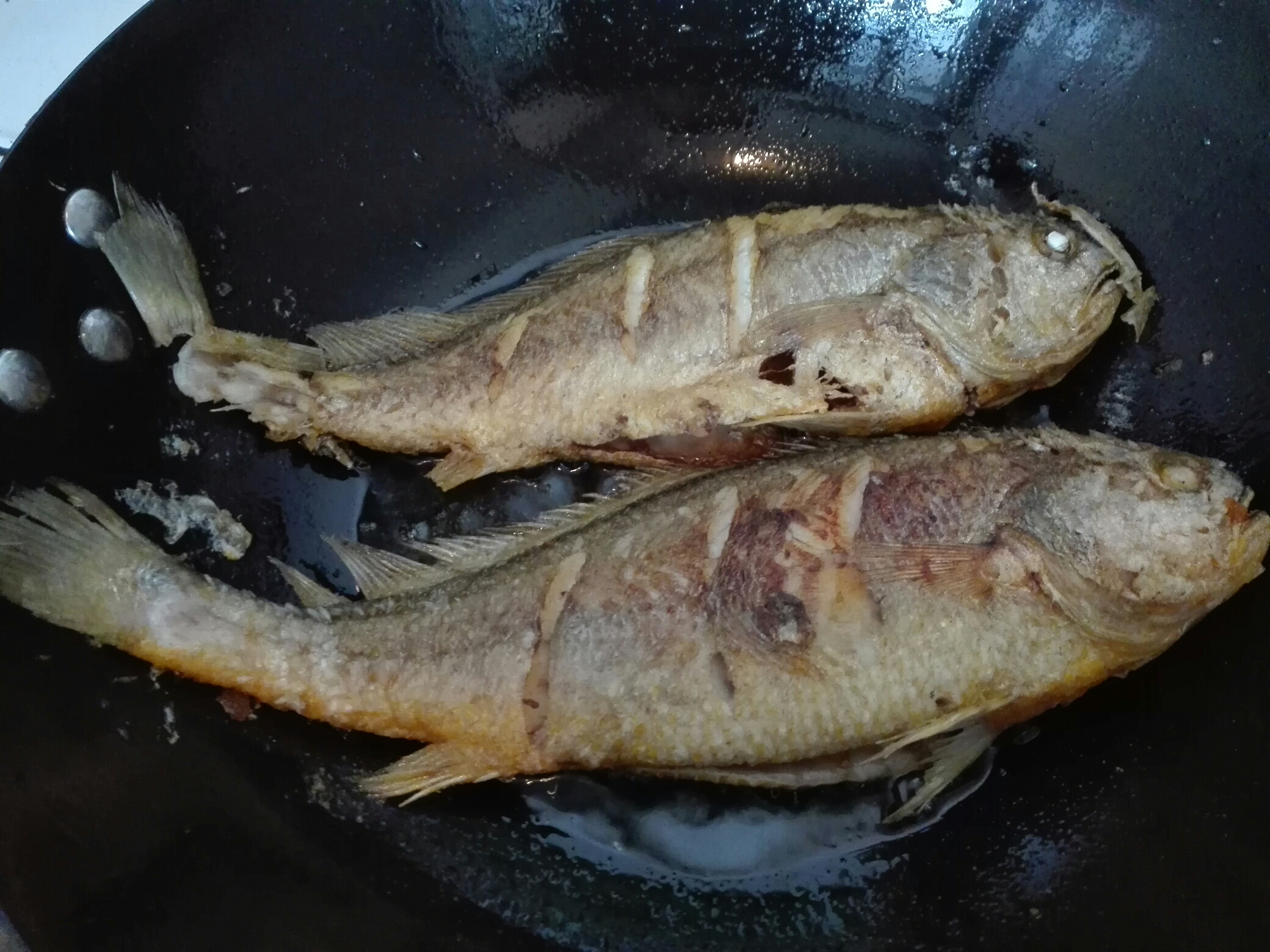 煎燜黃花魚的做法 步骤2