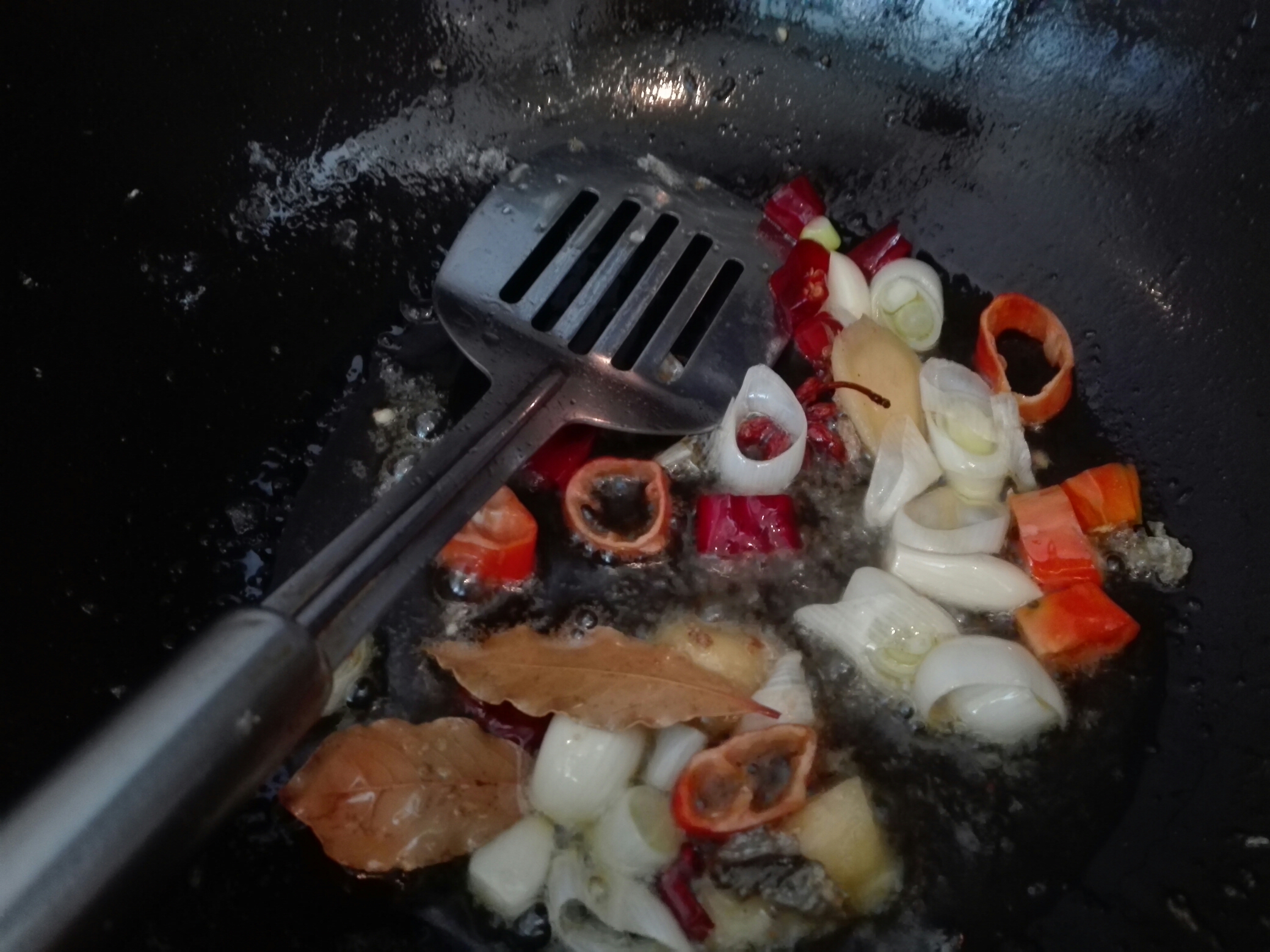 煎燜黃花魚的做法 步骤3