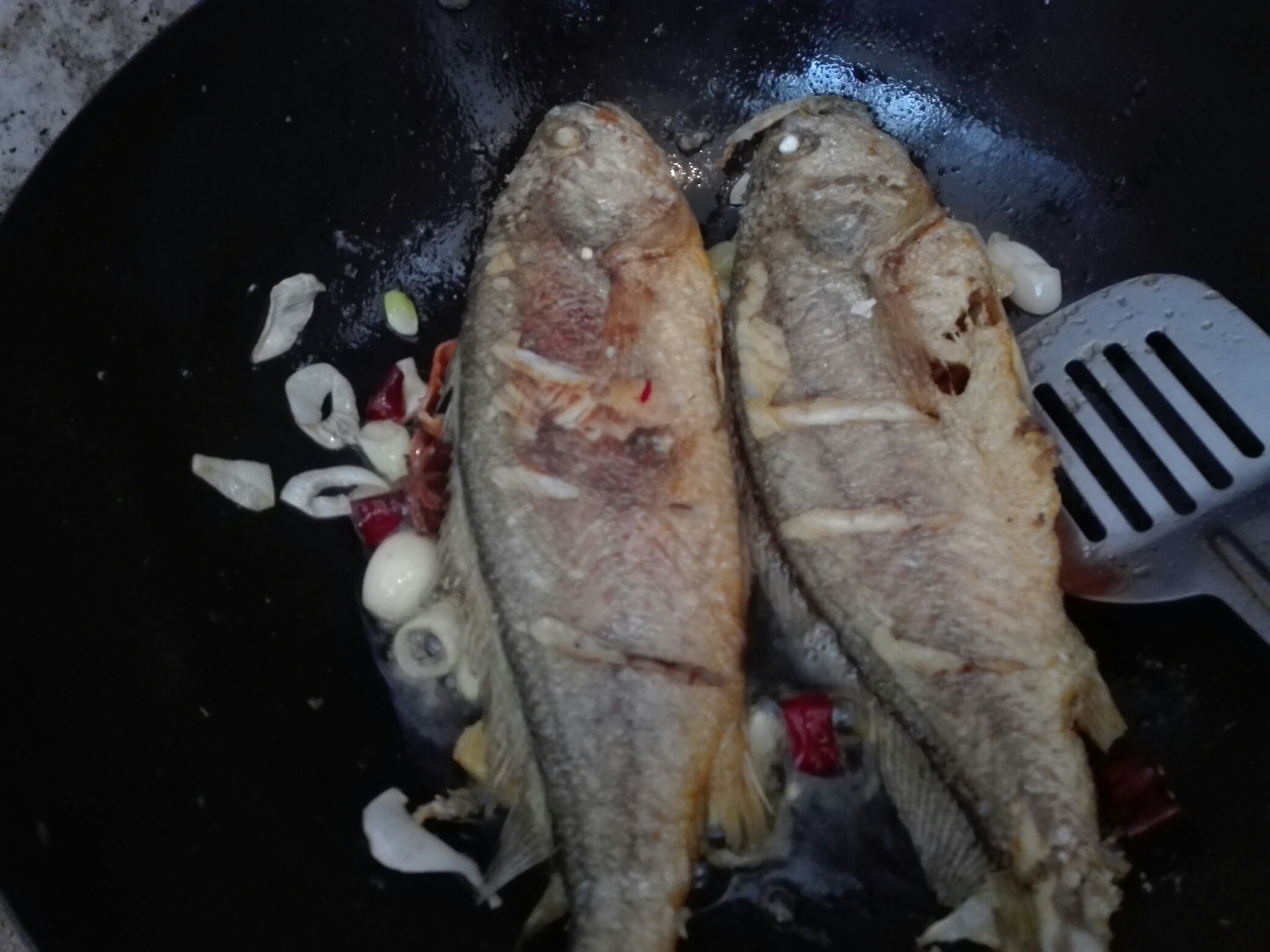 煎燜黃花魚的做法 步骤4