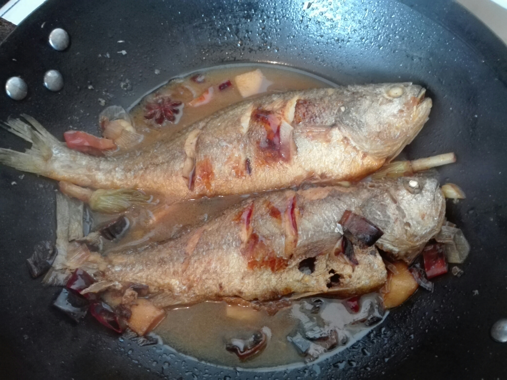 煎燜黃花魚的做法 步骤5