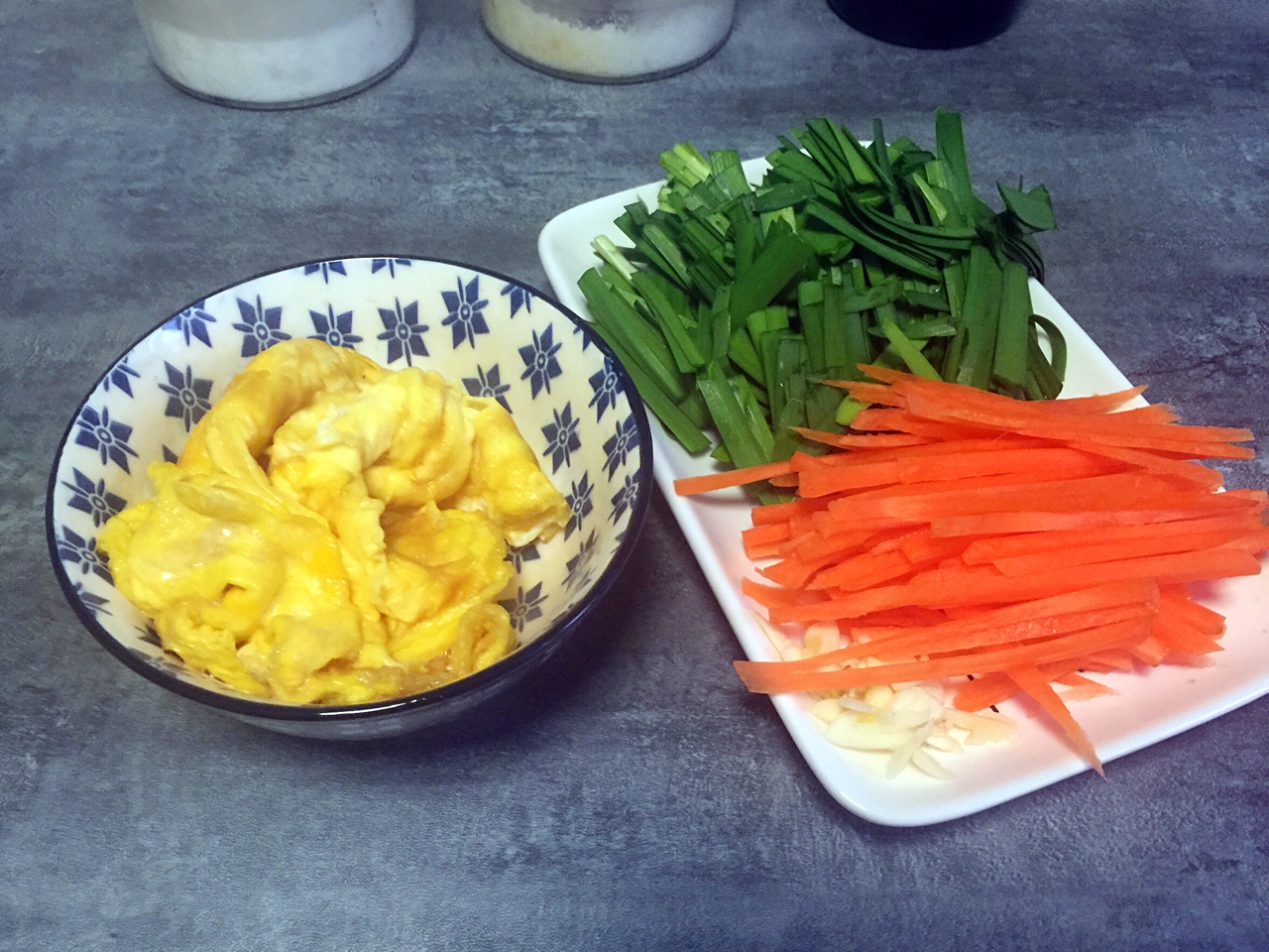媲美Pad Thai的韭菜胡蘿蔔雞蛋炒粉皮（米粉）的做法 步骤3
