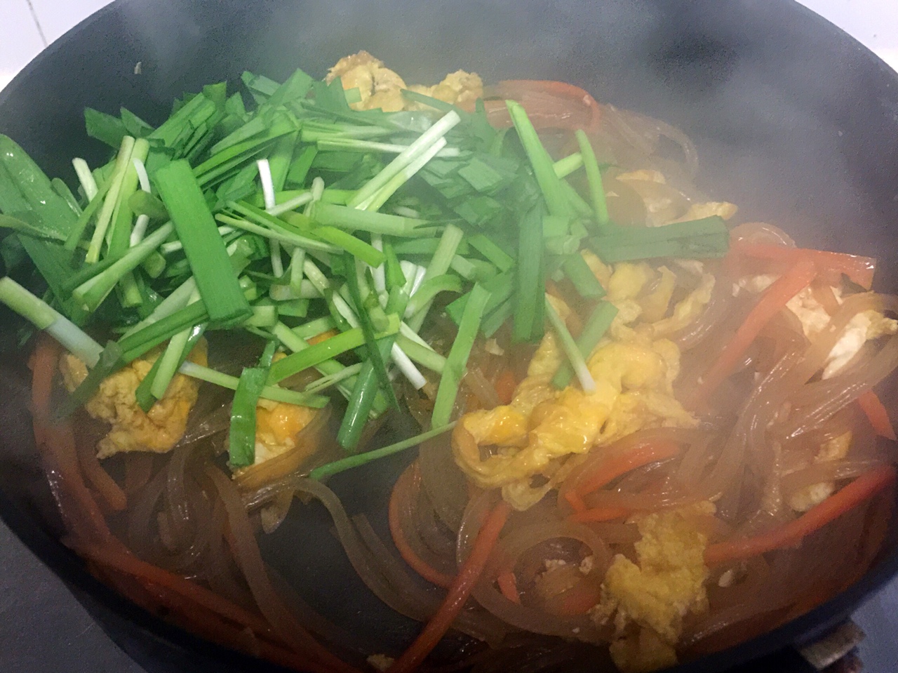 媲美Pad Thai的韭菜胡蘿蔔雞蛋炒粉皮（米粉）的做法 步骤6