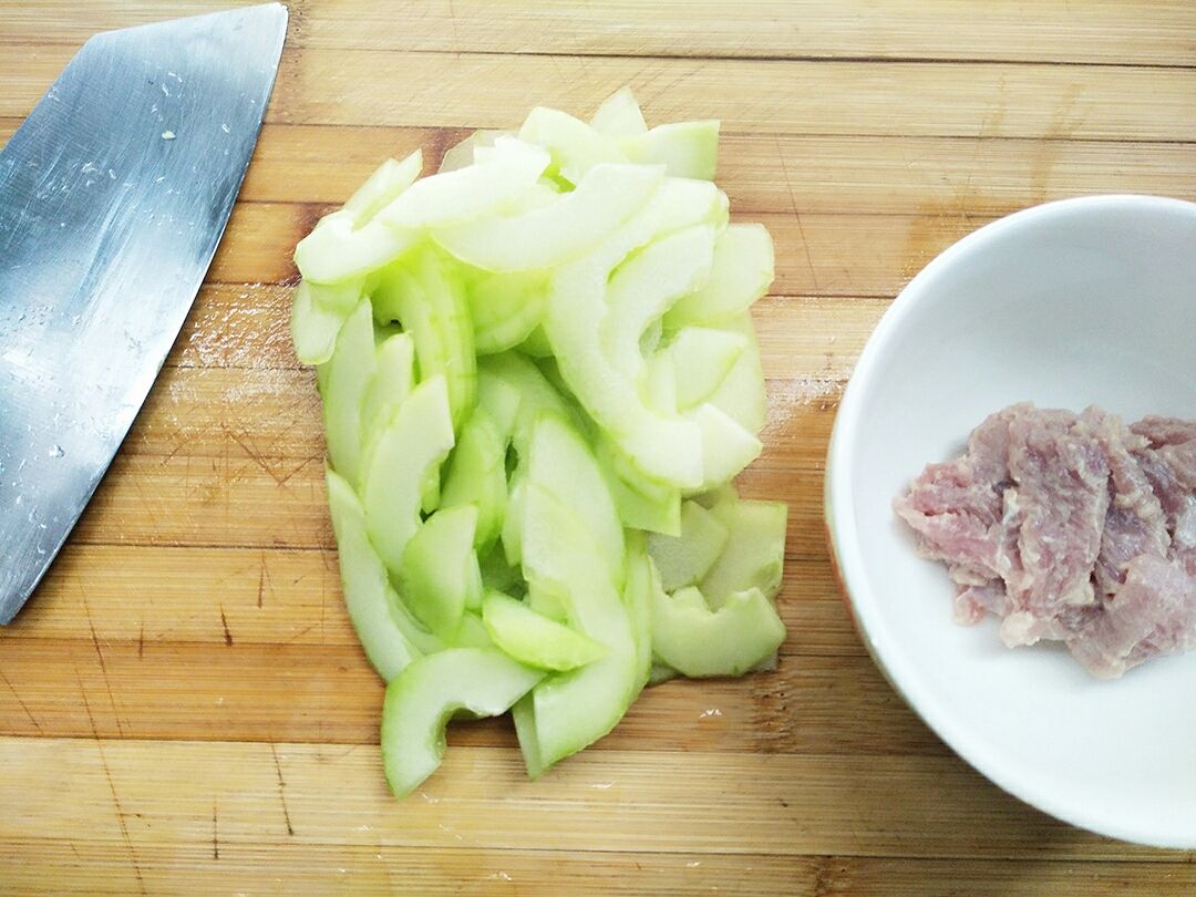 下飯絲瓜炒瘦肉的做法 步骤1