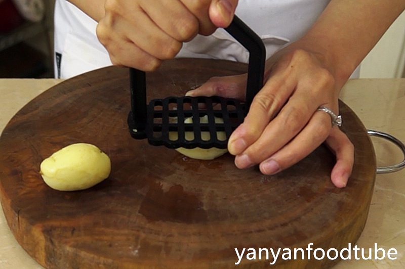 孜然香辣小土豆 Dry Fried Baby Potato的做法 步骤2