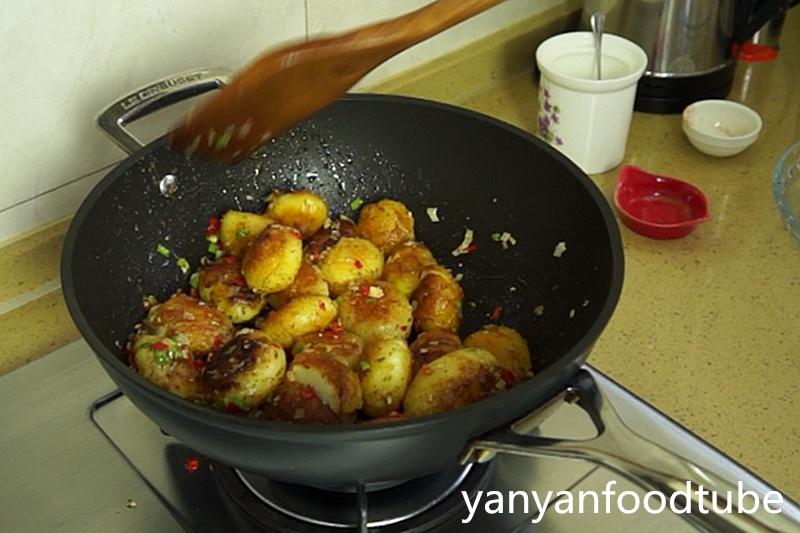 孜然香辣小土豆 Dry Fried Baby Potato的做法 步骤5