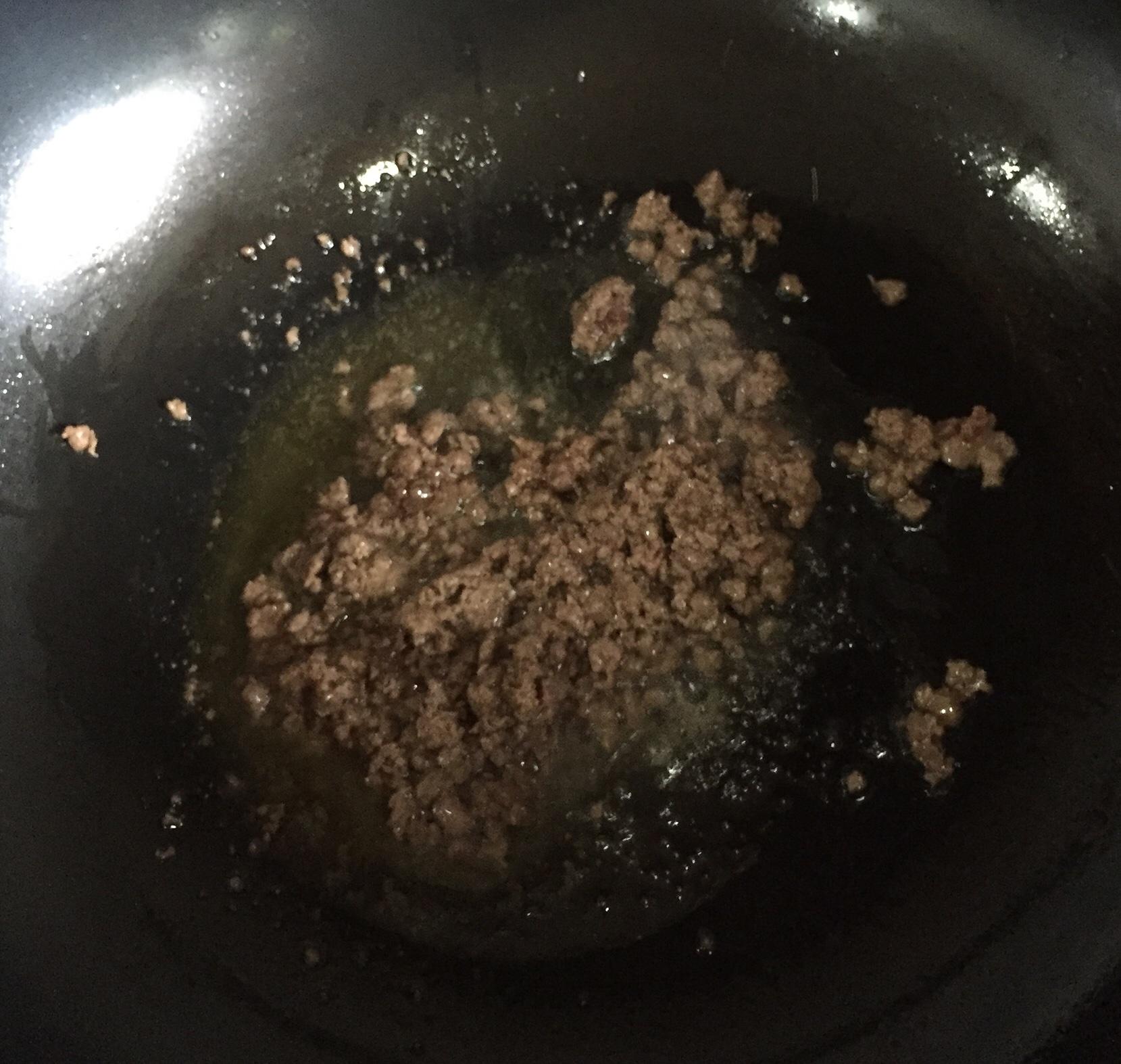 紅綠尖椒牛渣拌麪的做法 步骤2