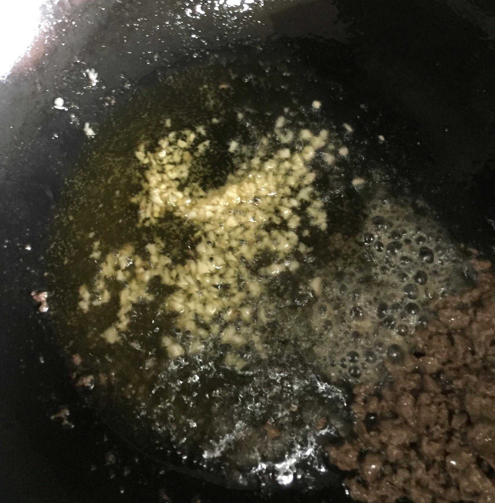 紅綠尖椒牛渣拌麪的做法 步骤3