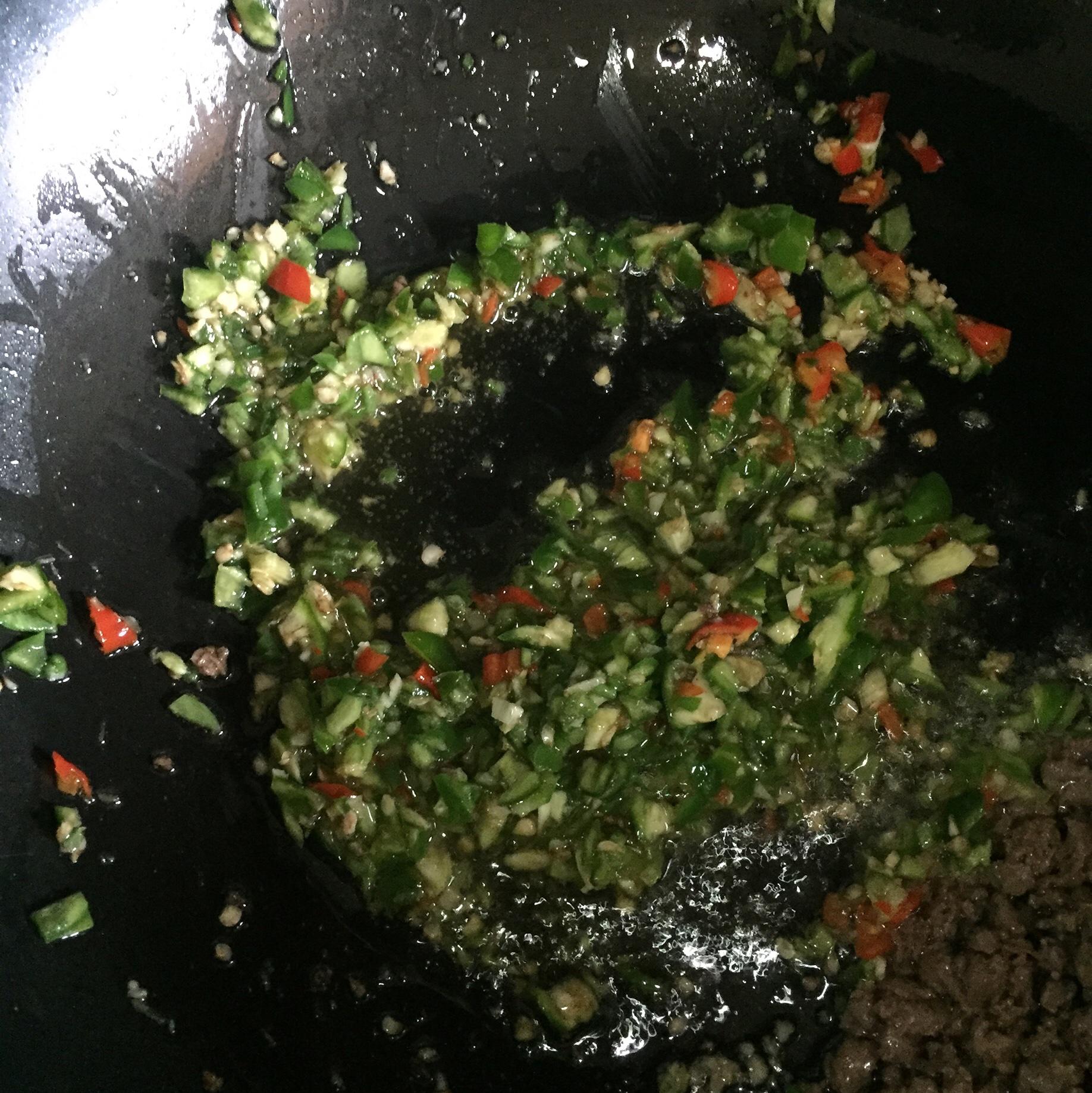 紅綠尖椒牛渣拌麪的做法 步骤4
