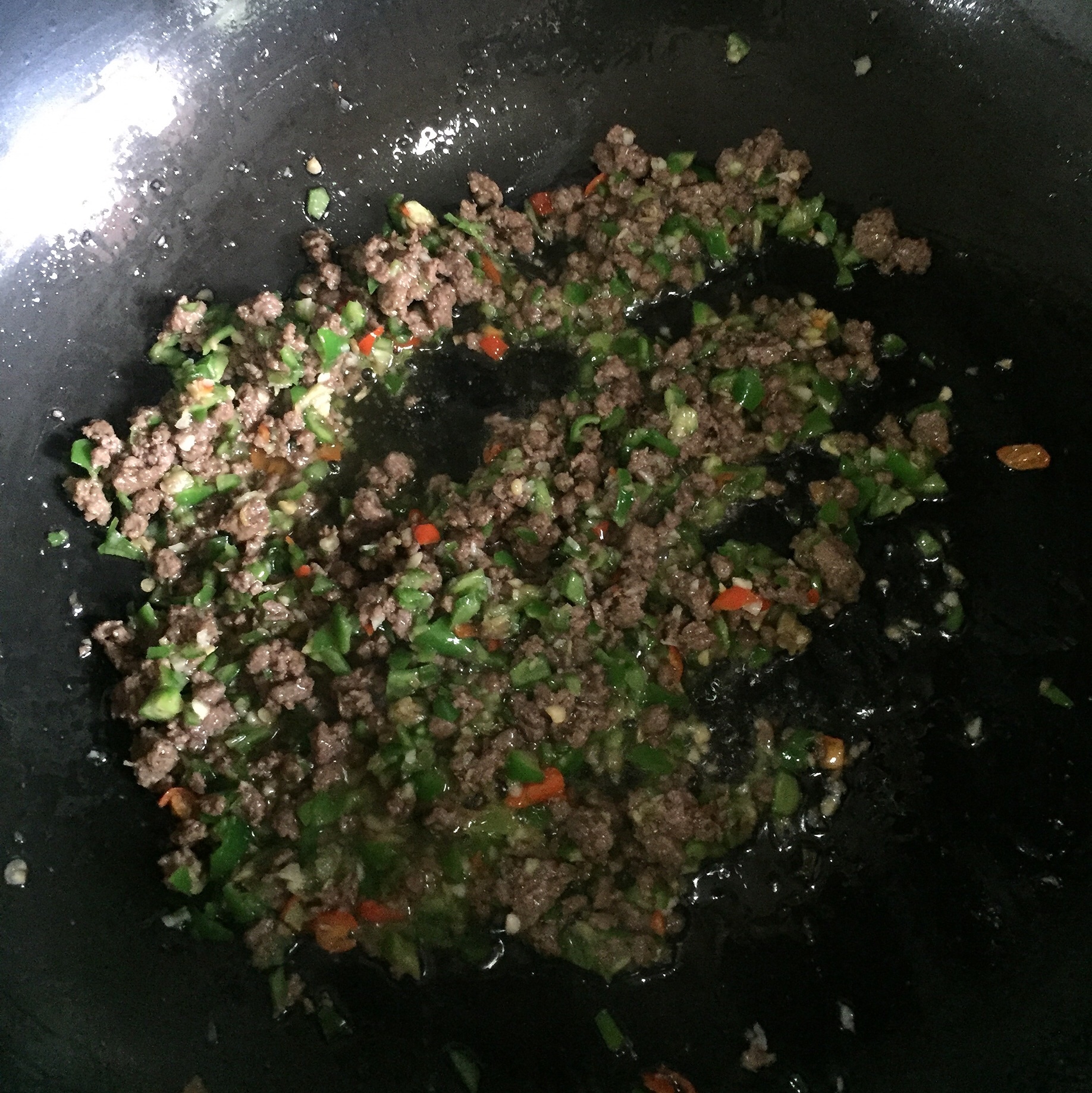 紅綠尖椒牛渣拌麪的做法 步骤5