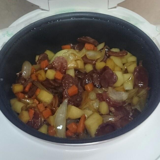 電飯煲版:香腸土豆飯煲仔飯（絕對的美味）的做法 步骤2
