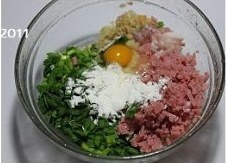 韭菜火腿釀油豆腐的做法 步骤2