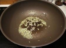 日式泡菜培根炒烏冬面的做法 步骤1