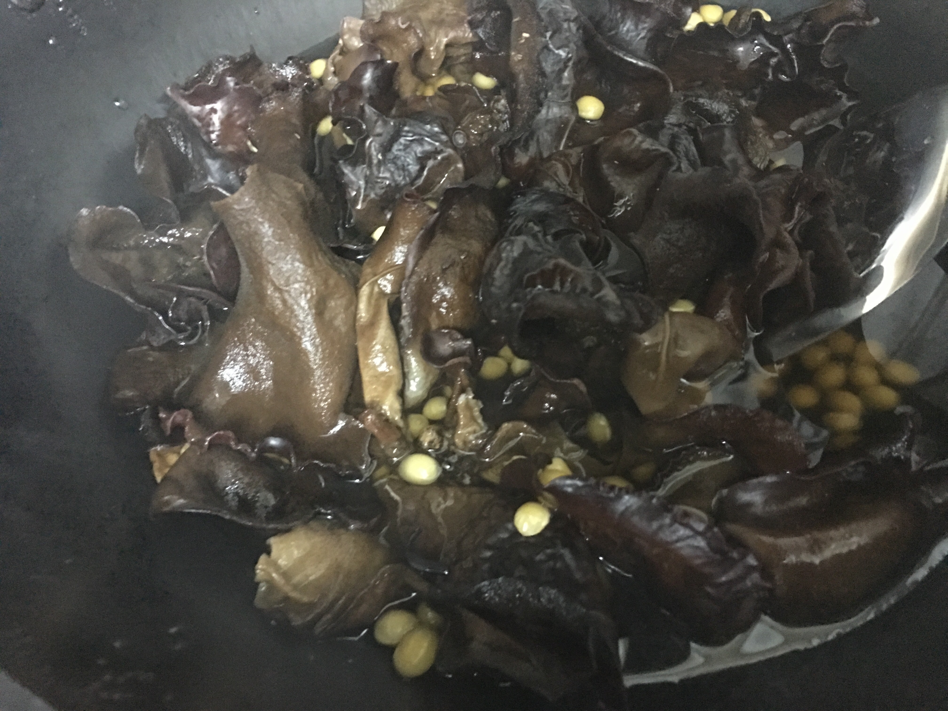 鴨肉木耳燜黃豆的做法 步骤2