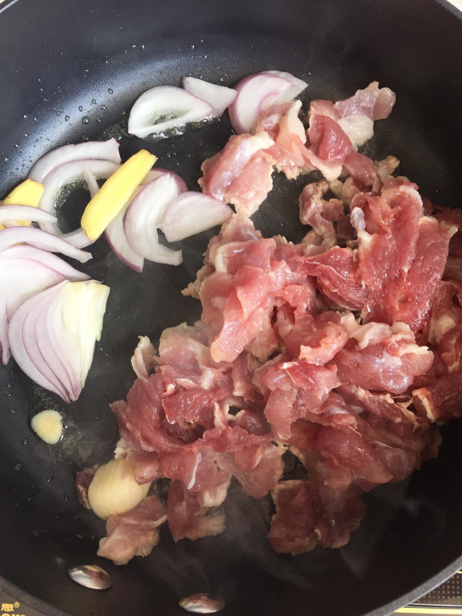 肉炒麪筋的做法 步骤2