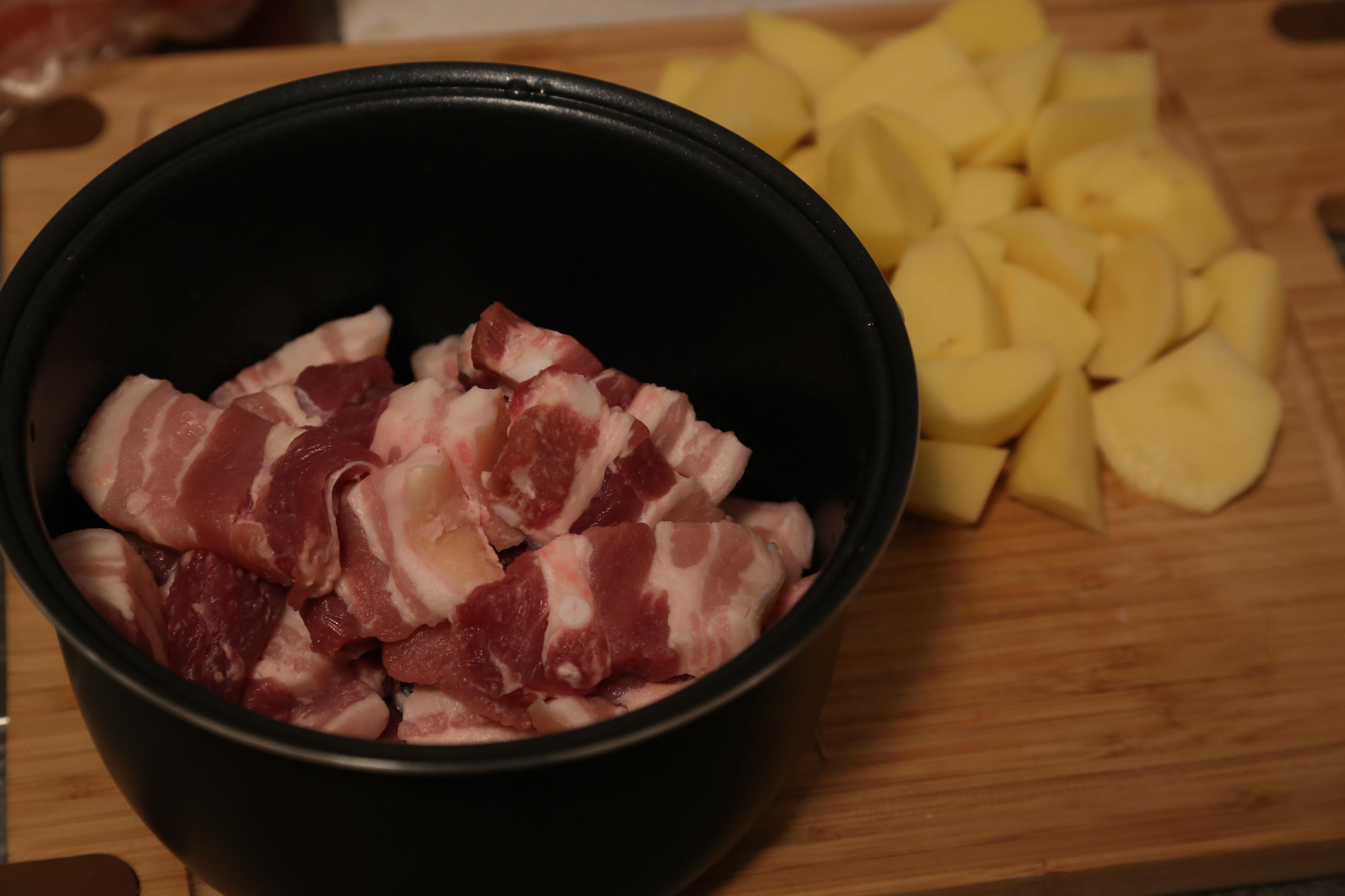 土豆紅燒肉燉白菜的做法 步骤1