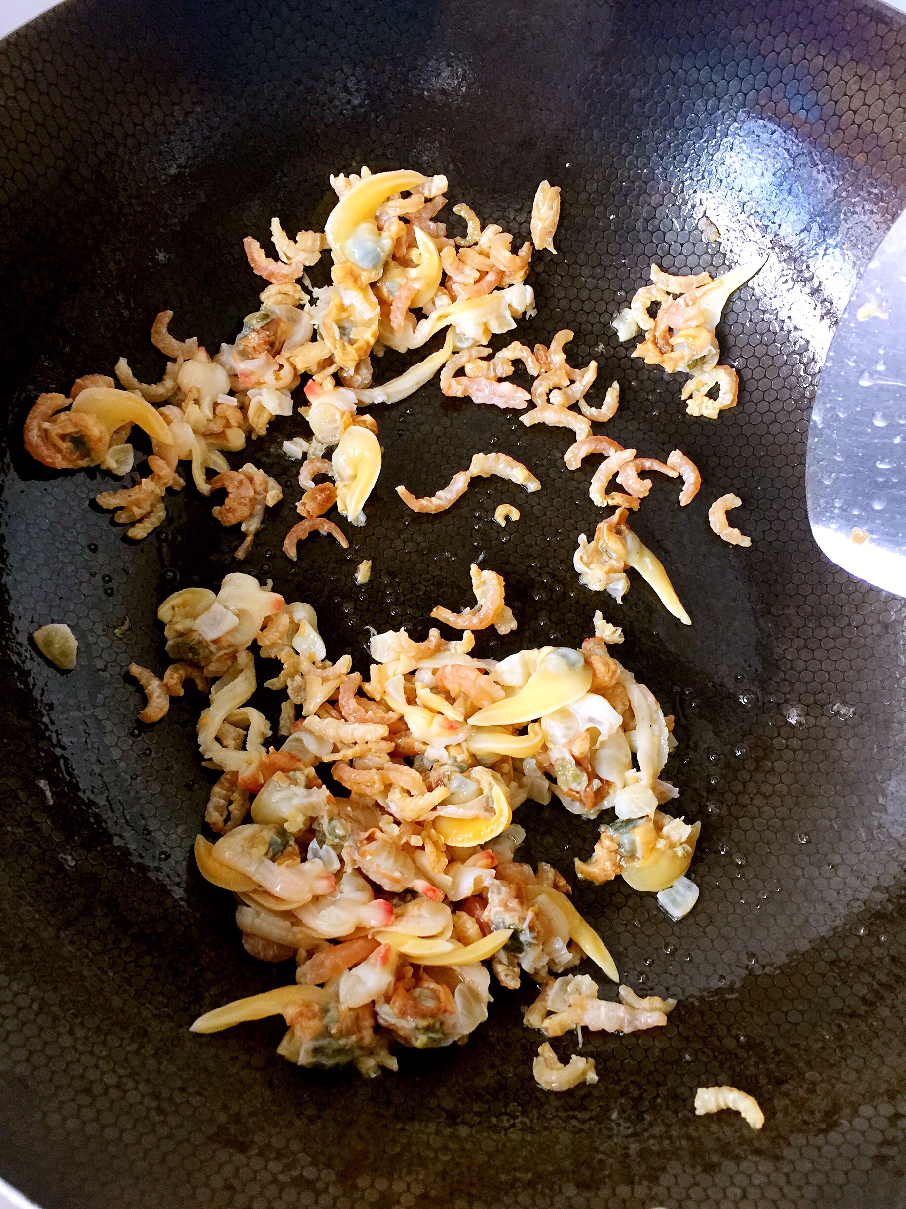 金鉤海米炒芹菜的做法 步骤1