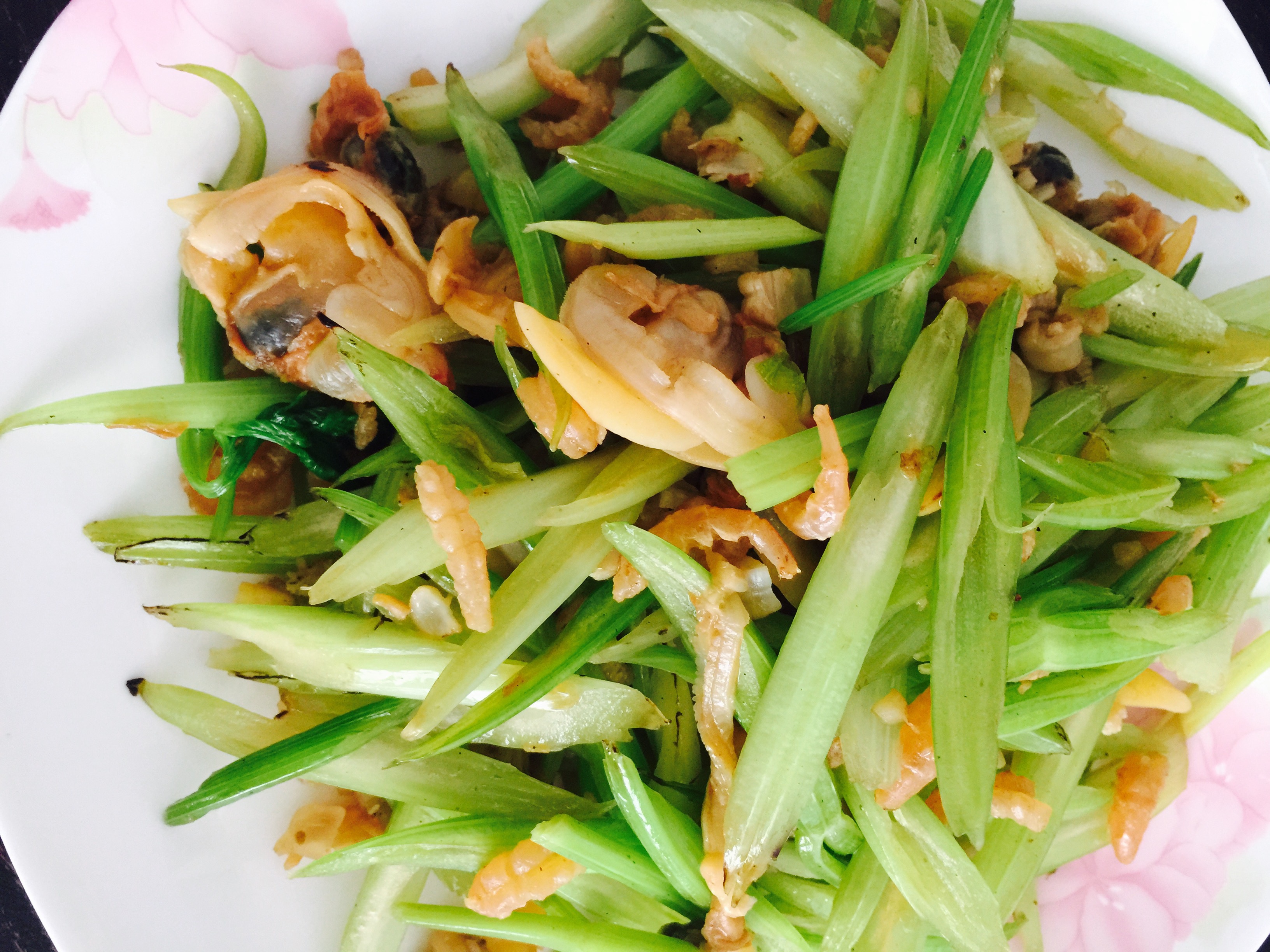 金鉤海米炒芹菜的做法 步骤2