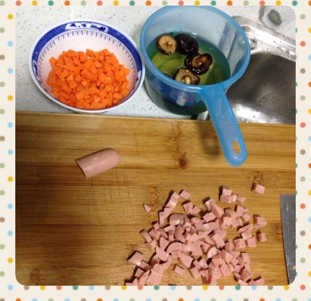 香菇胡蘿蔔肉腸粥（寶寶食譜）的做法 步骤1