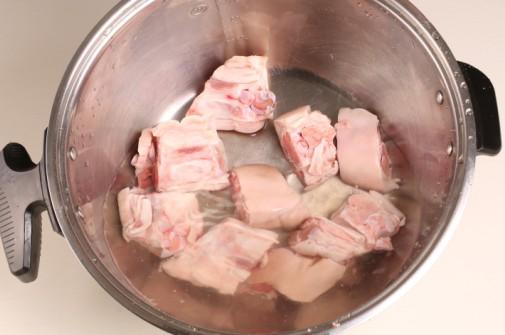 林志鵬自動烹飪鍋烹製豬蹄燜雞-捷賽私房菜的做法 步骤1