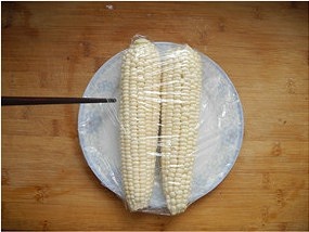 微波爐煮玉米的做法 步骤3