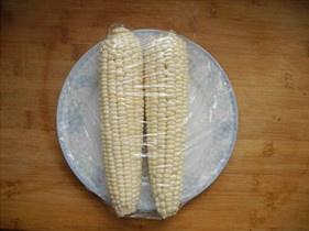 微波爐煮玉米的做法 步骤2