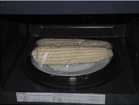 微波爐煮玉米的做法 步骤4