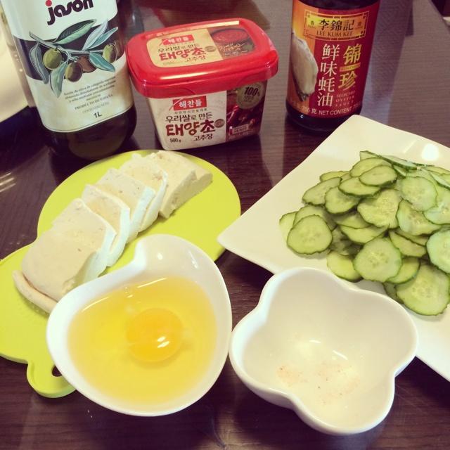 低卡減脂瘦身菜_ 黃瓜雞蛋炒豆腐的做法 步骤1