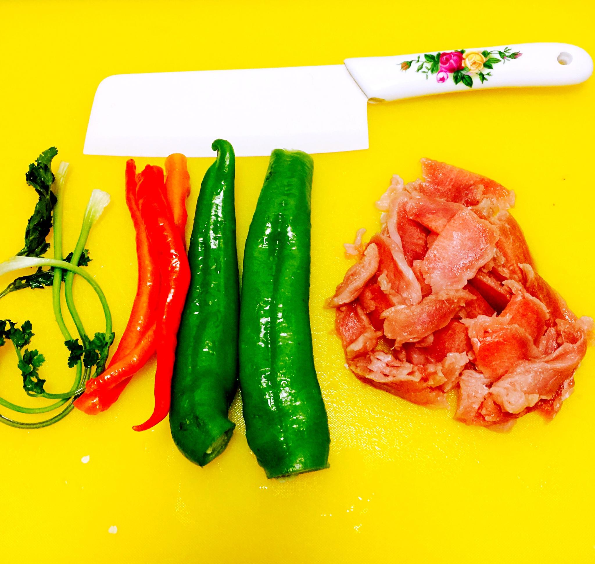 孜然炒肉辣椒夾饃 快手菜的做法 步骤1