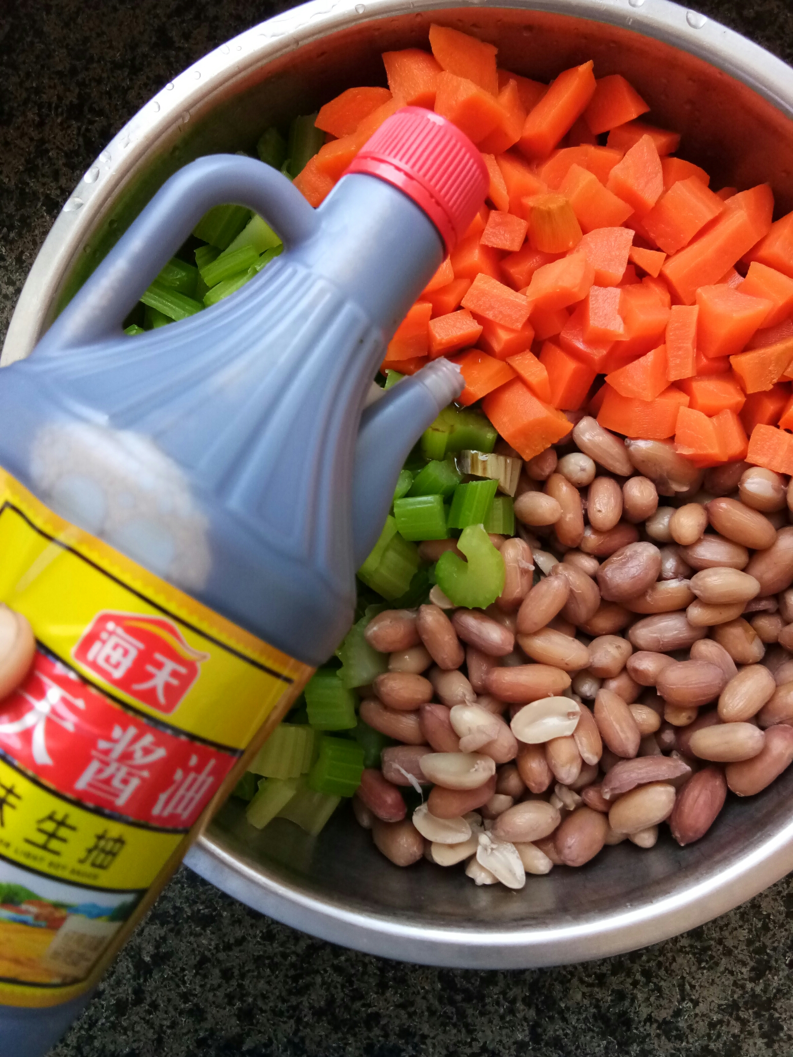 超美味的下酒菜——涼拌花生米的做法 步骤7