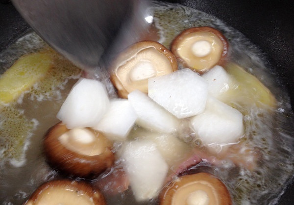 【金字美食廚房】火腿蘿蔔香菇湯的做法 步骤5