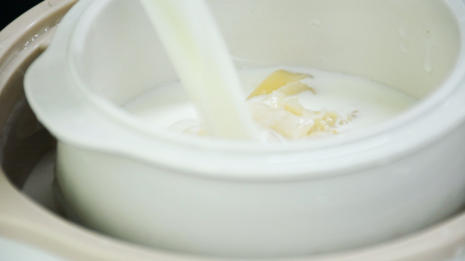 【小森媽媽菜譜】滋補養顏牛奶花膠凍的做法 步骤5