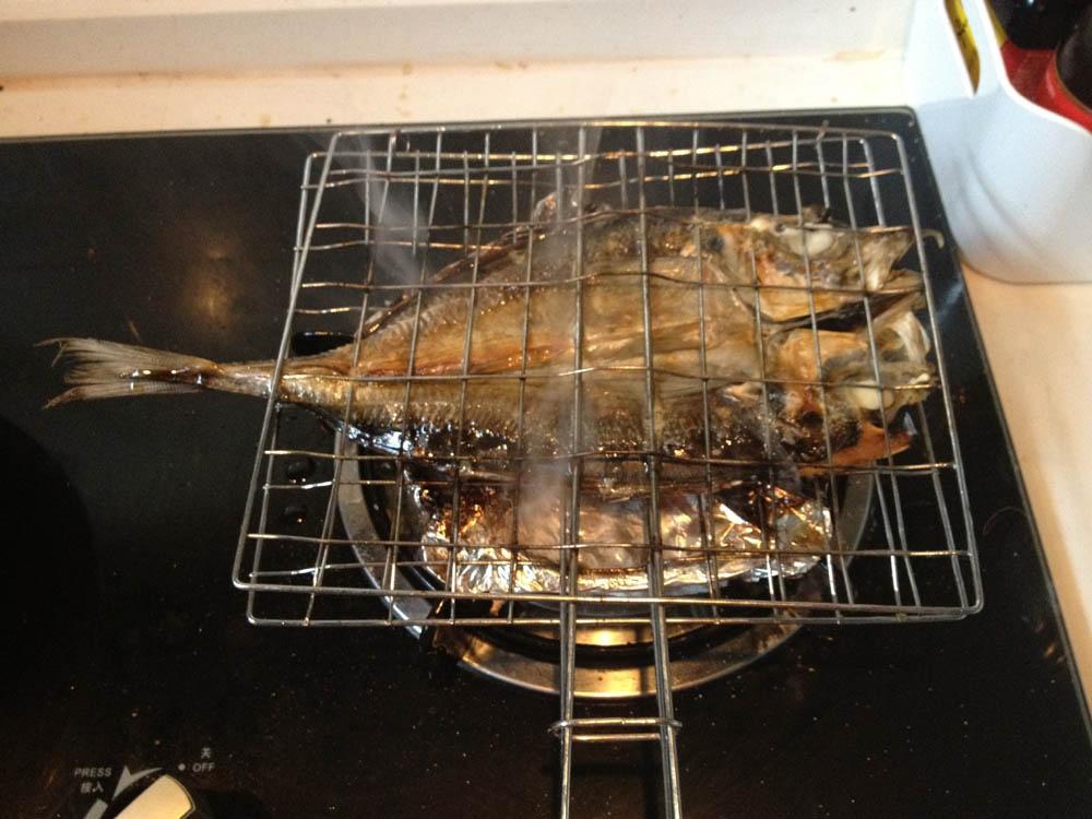 深夜食堂之烤竹莢魚的做法 步骤3