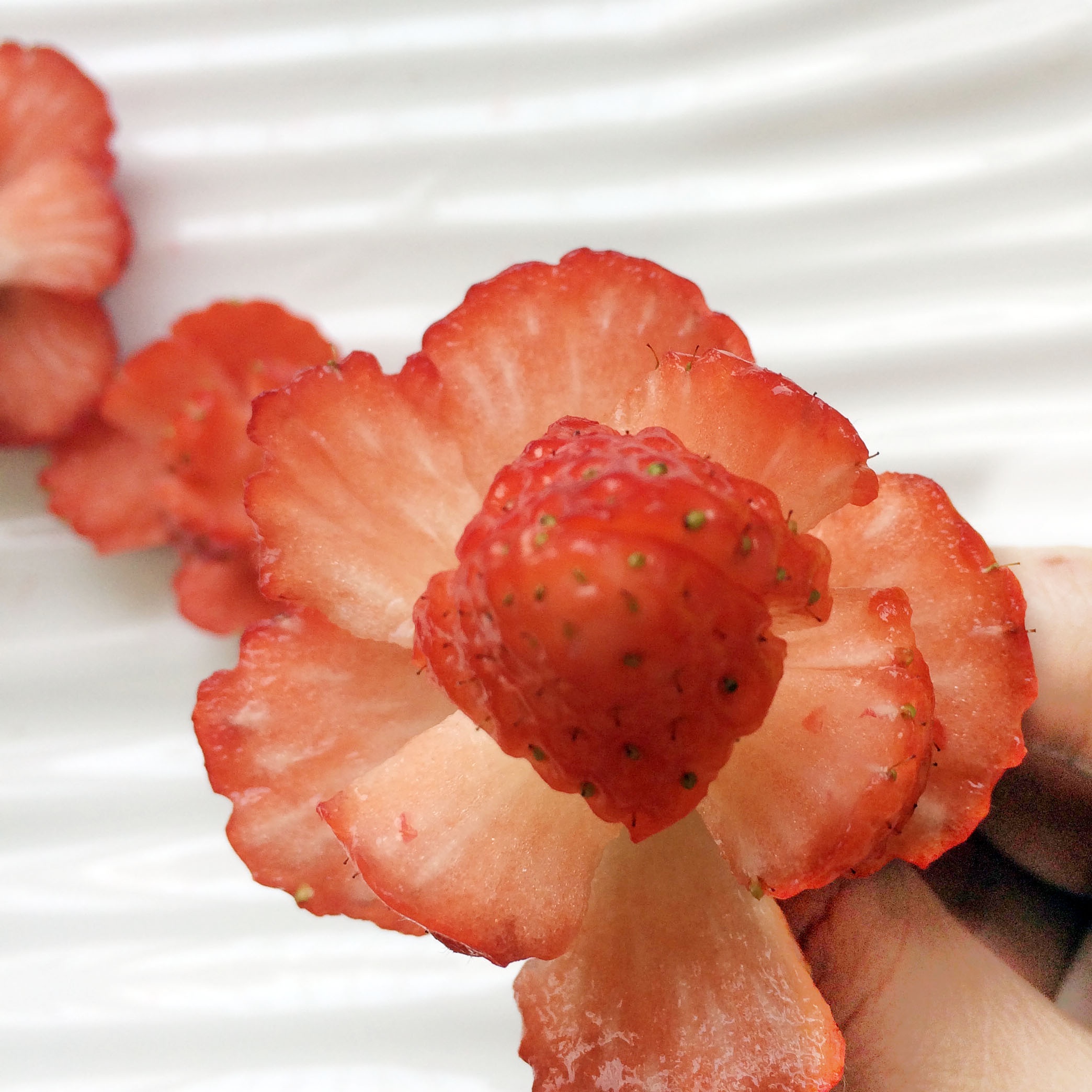 ❤草莓之戀❤情人節草莓玫瑰花的做法 步骤3
