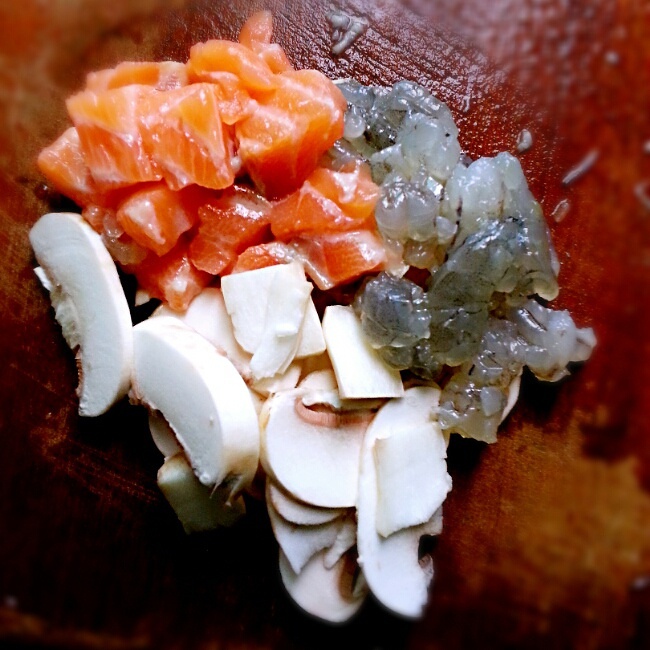 鮮蝦三文魚口蘑大餛飩·寶寶食譜的做法 步骤2