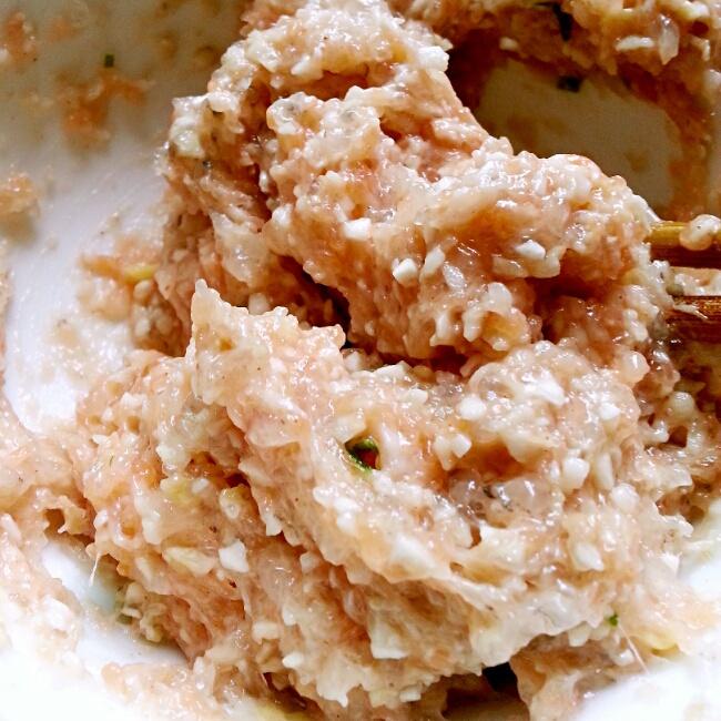 鮮蝦三文魚口蘑大餛飩·寶寶食譜的做法 步骤3