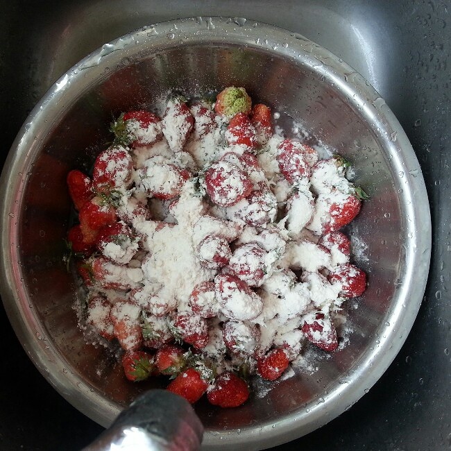 麪包機版草莓醬的做法 步骤1