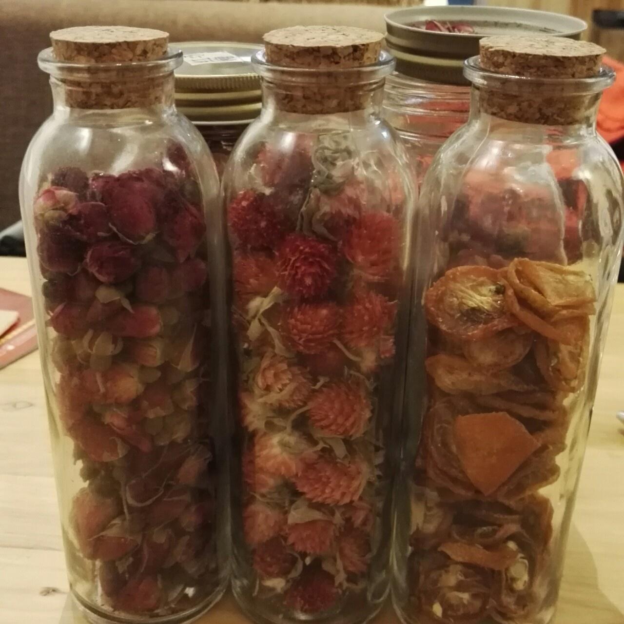【木木先森】玫瑰+紅巧梅+金桔，混合花草茶的做法 步骤1