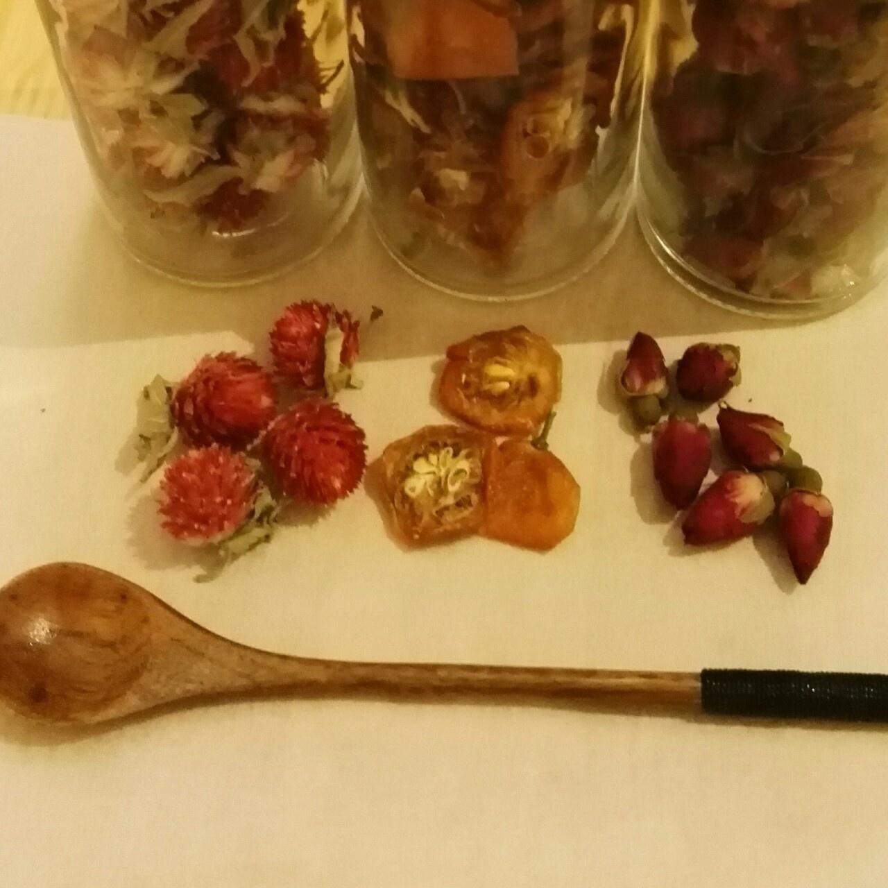 【木木先森】玫瑰+紅巧梅+金桔，混合花草茶的做法 步骤2