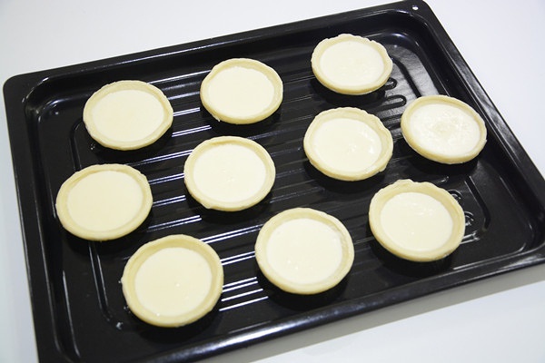 蛋撻的做法（烤箱做蛋撻）的做法 步骤6