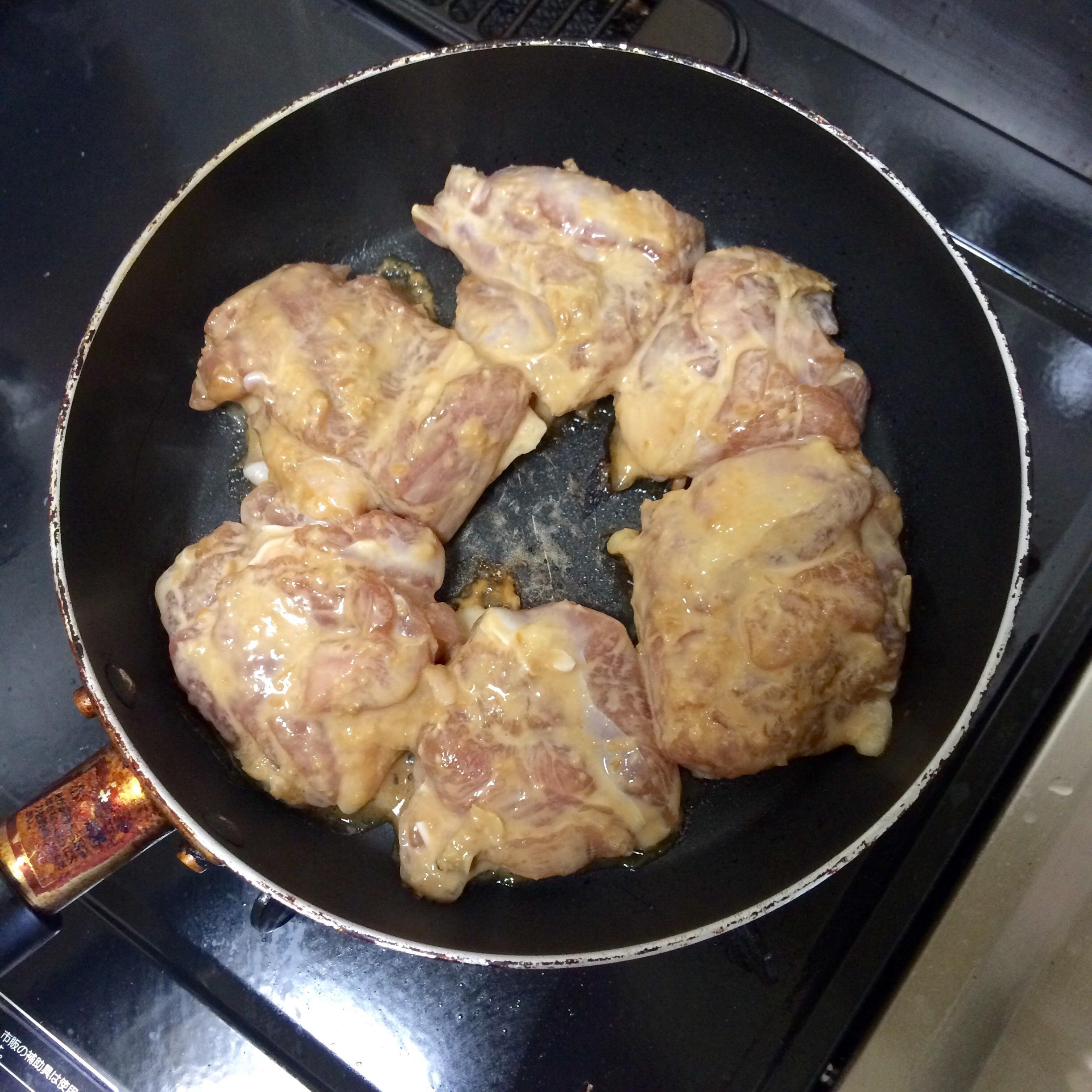 味增沙拉醬煎雞腿肉的做法 步骤3