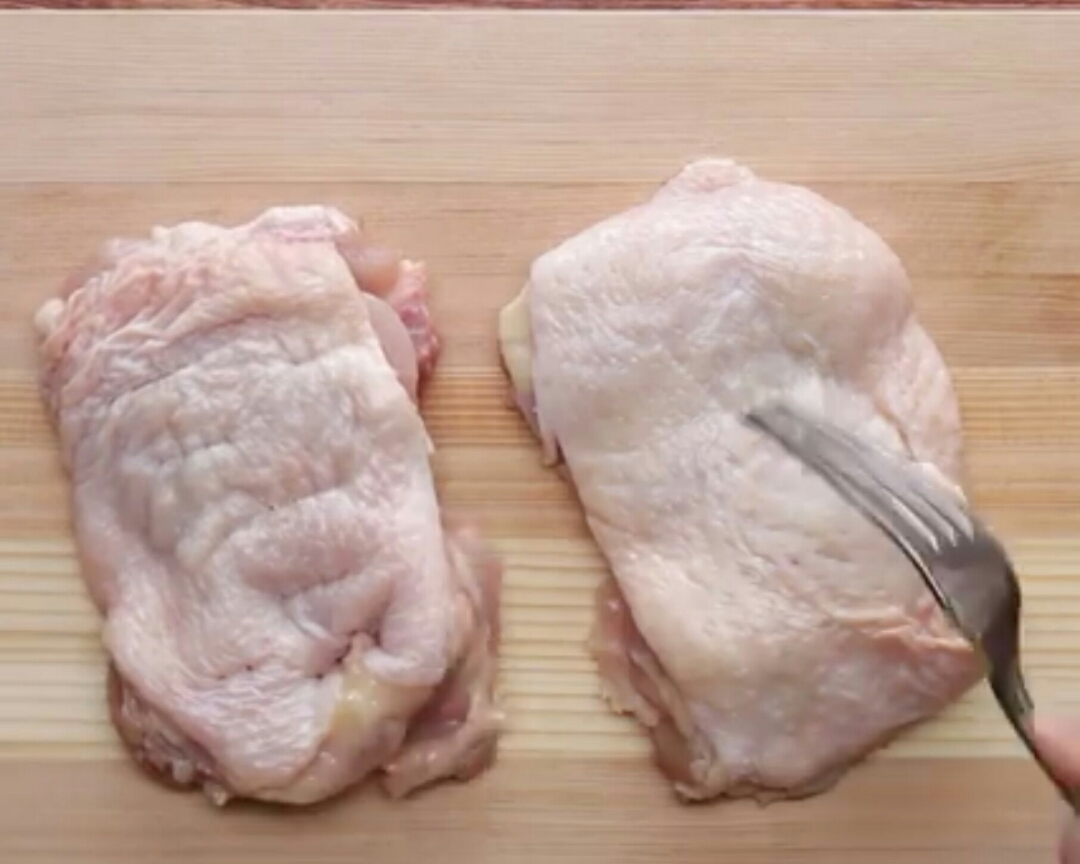 簡單快手煎雞腿肉的做法 步骤1