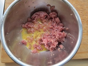 茄汁肉丸乳酪焗面的做法 步骤3