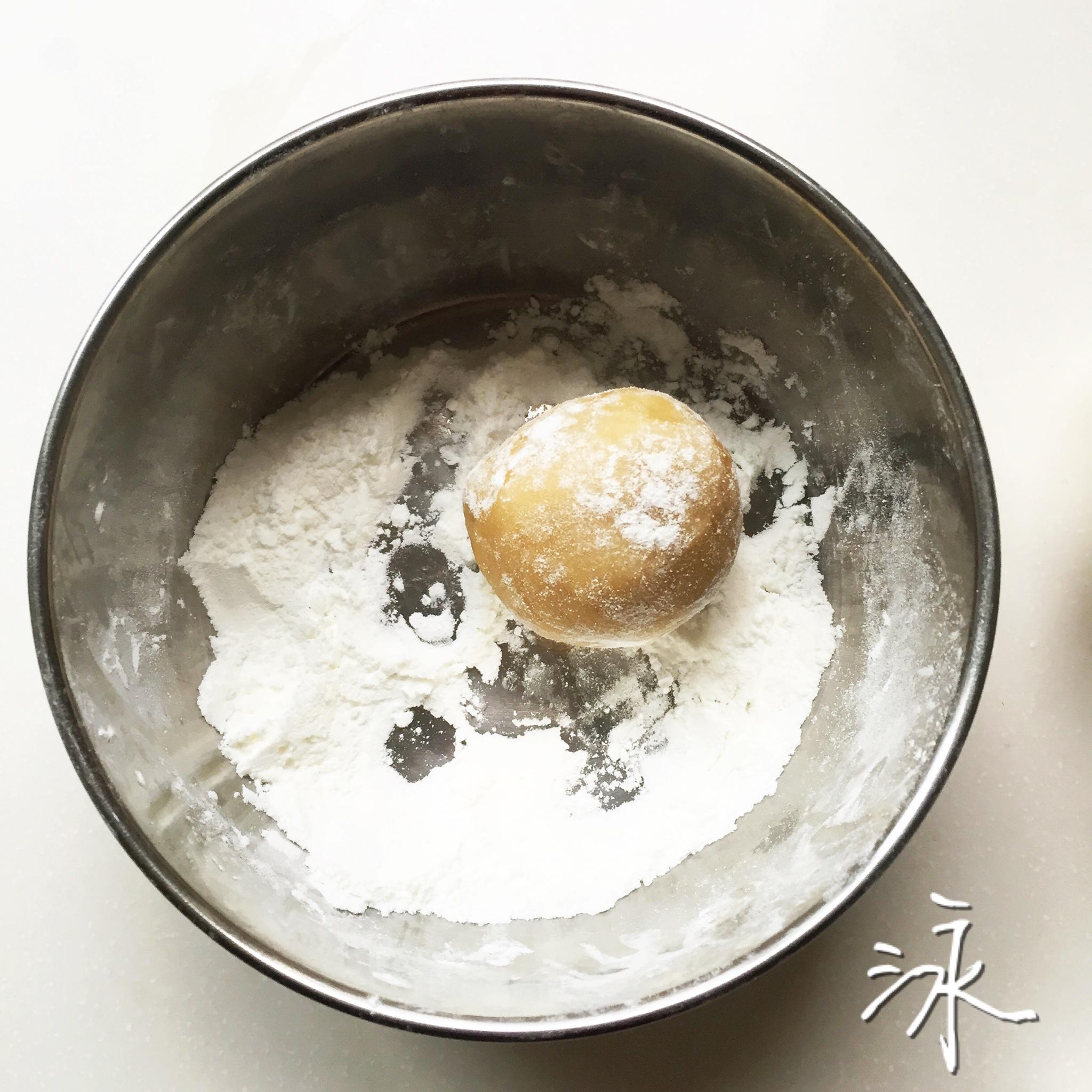 廣式月餅—蛋黃蓮蓉月餅的做法 步骤4