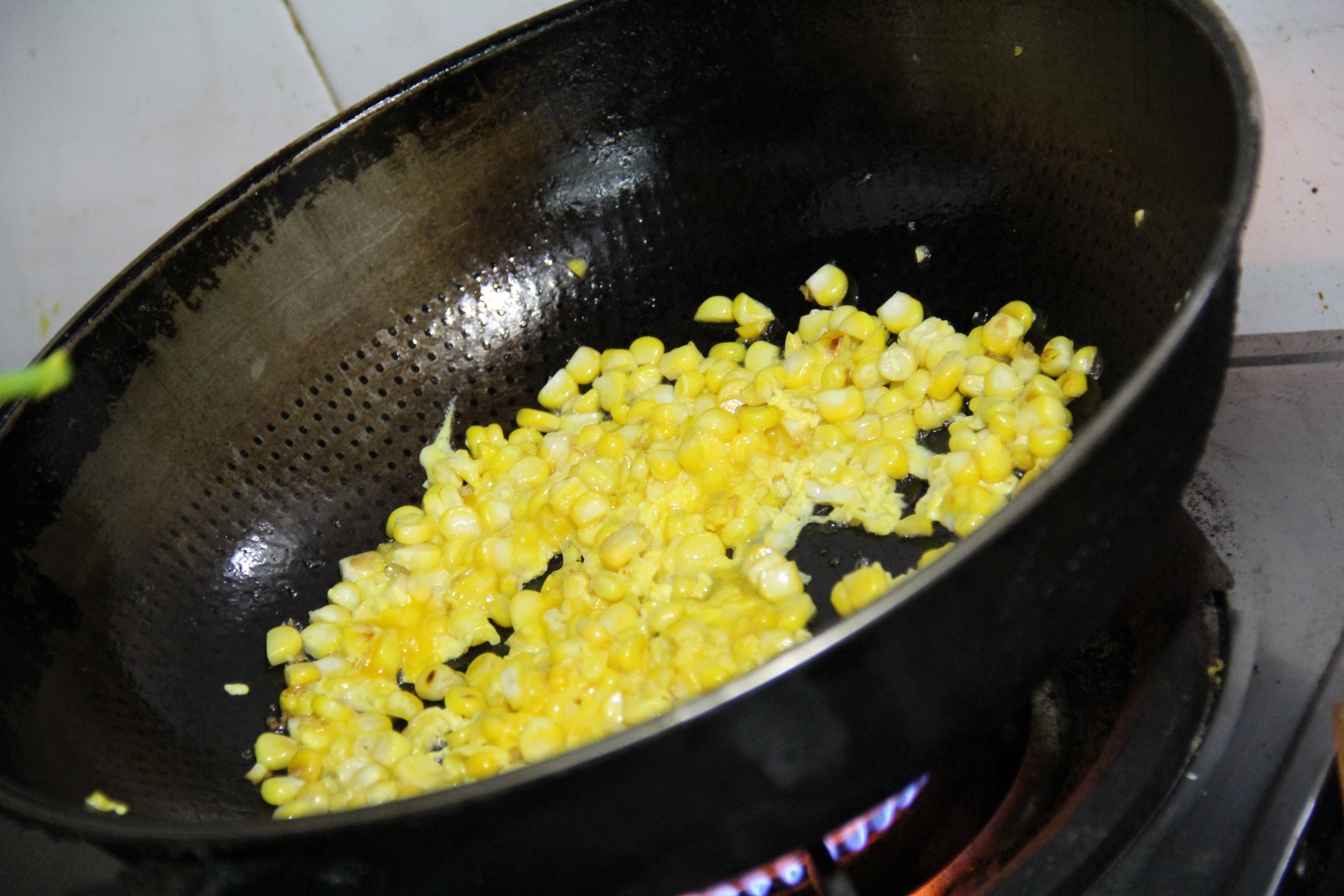 玉米炒蛋的做法 步骤8