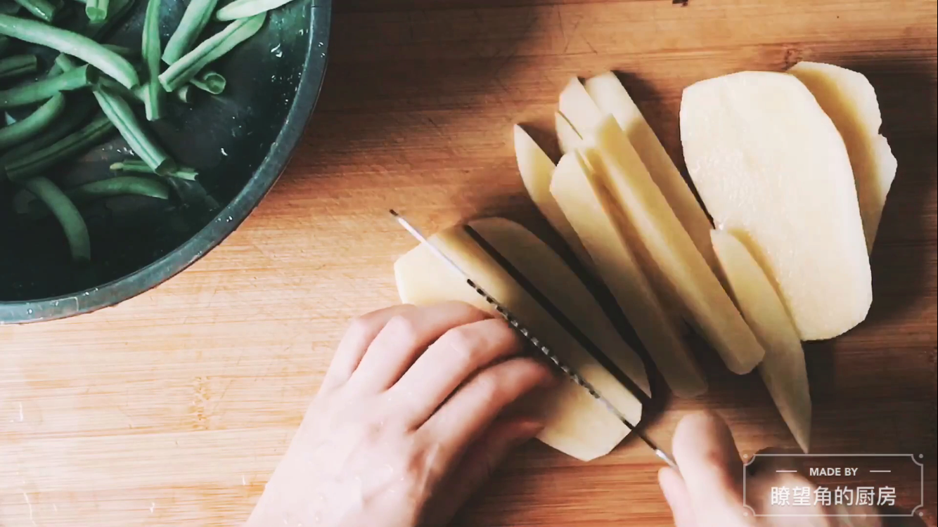 刀豆土豆燜米粉【視訊】「瞭望角的廚房」的做法 步骤3