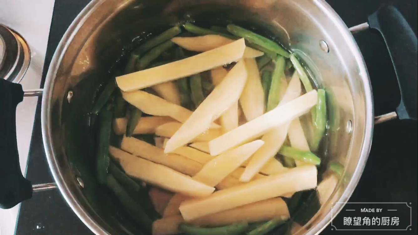 刀豆土豆燜米粉【視訊】「瞭望角的廚房」的做法 步骤4