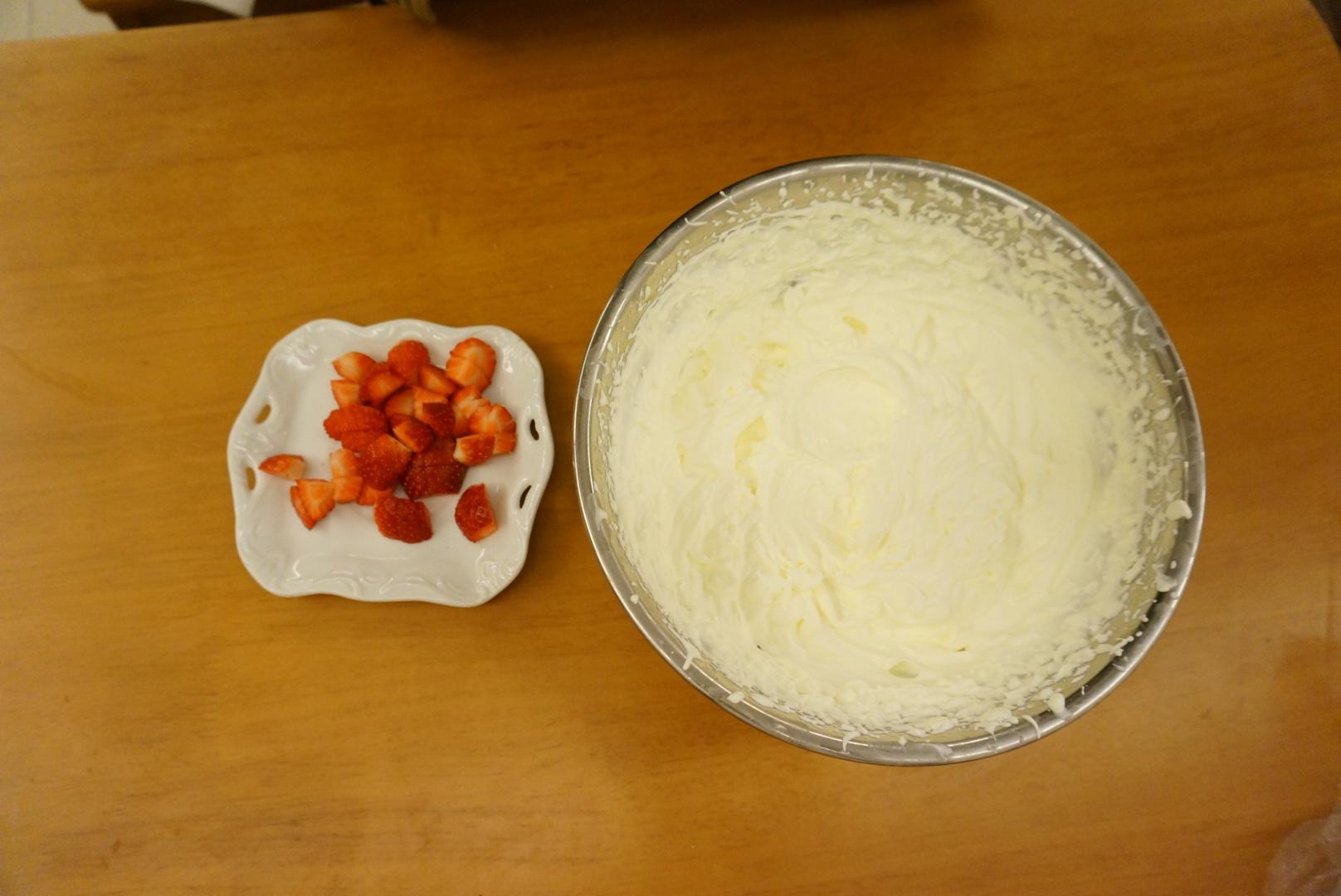 燙麪草莓蛋糕卷的做法 步骤17