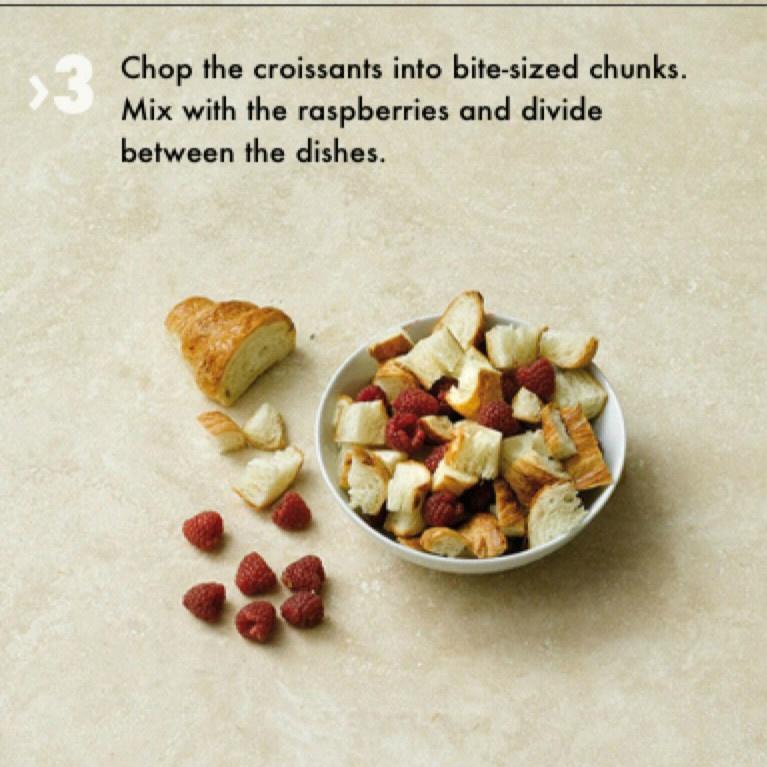 覆盆子羊角麪包布丁 Raspberry croissant puddings的做法 步骤4