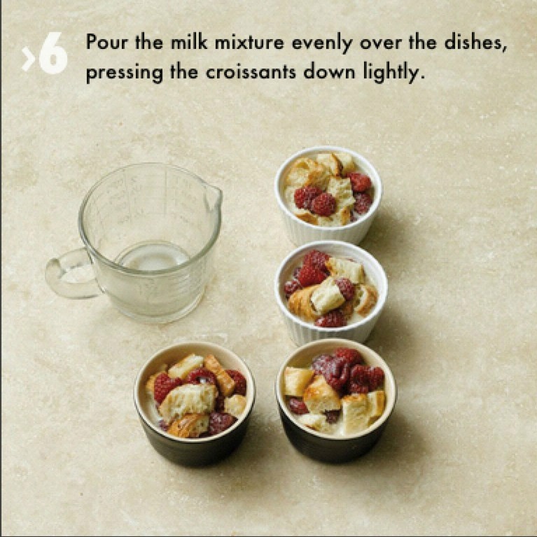 覆盆子羊角麪包布丁 Raspberry croissant puddings的做法 步骤7