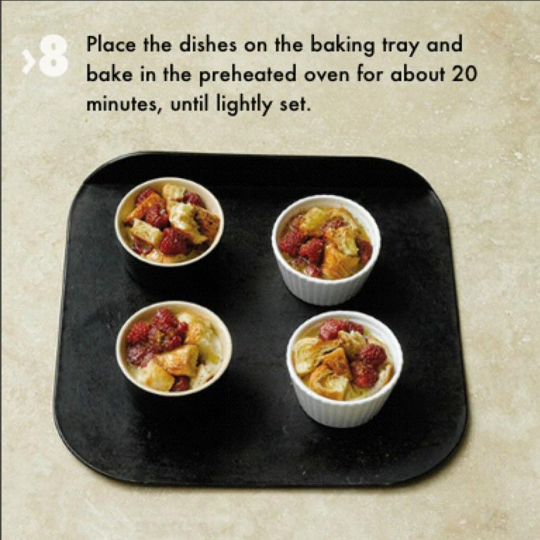 覆盆子羊角麪包布丁 Raspberry croissant puddings的做法 步骤9